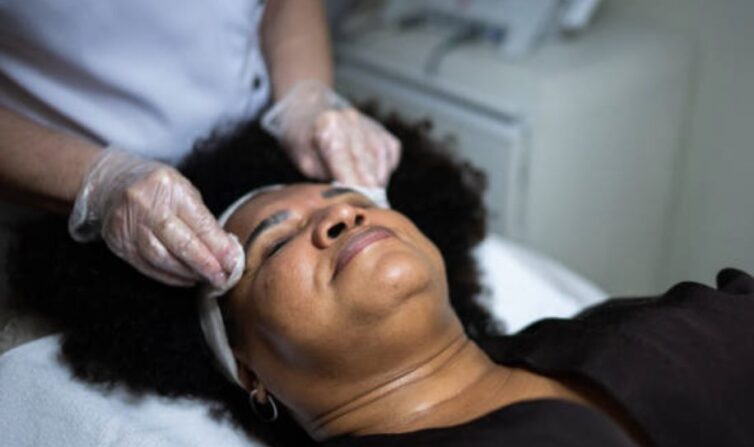 At Candee Skin, it's important to maintain a clean and hygienic environment for all clients. Service Model